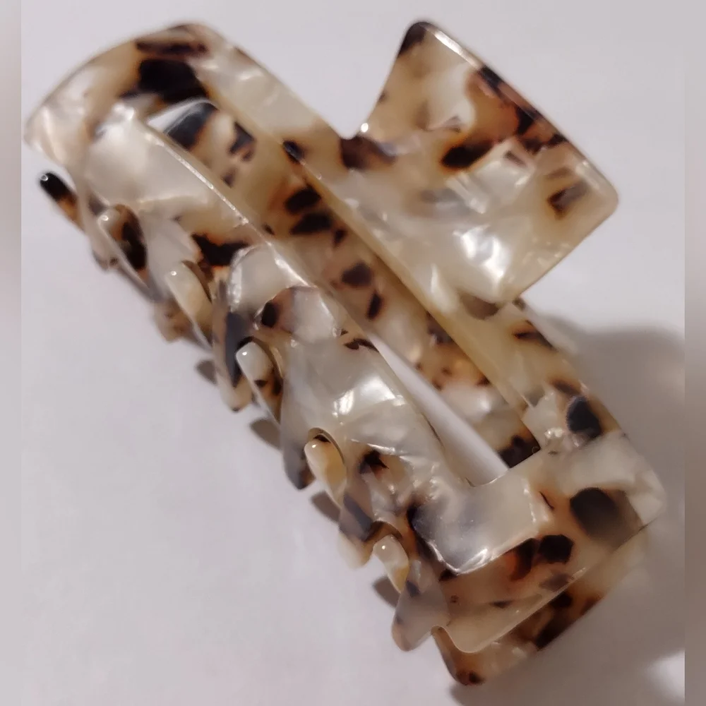 Tortoise Shell Hair Claw Clip - Picture 2 of 9
